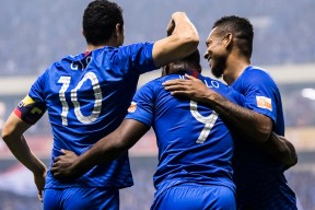 包含转会期上海申花调整名单以备葡超，再遭质疑环节打磨，引发热议，临场指挥获称赞的词条